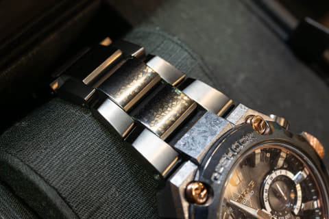 G-SHOCK、日本刀をモチーフにした「MR-G」 110万円・800本限定