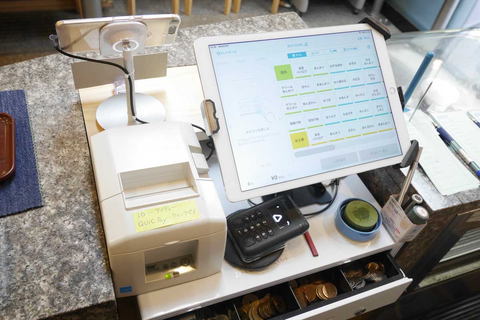 レジ待ち改善のため「Airレジ」2台体制に。トラブル回避にも効果【中小