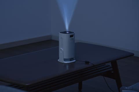 ニトリ、9,990円のプロジェクター 大画面120インチで天井に表示も