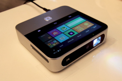 小型プロジェクターにLTE対応のAndroid搭載「モバイルシアター