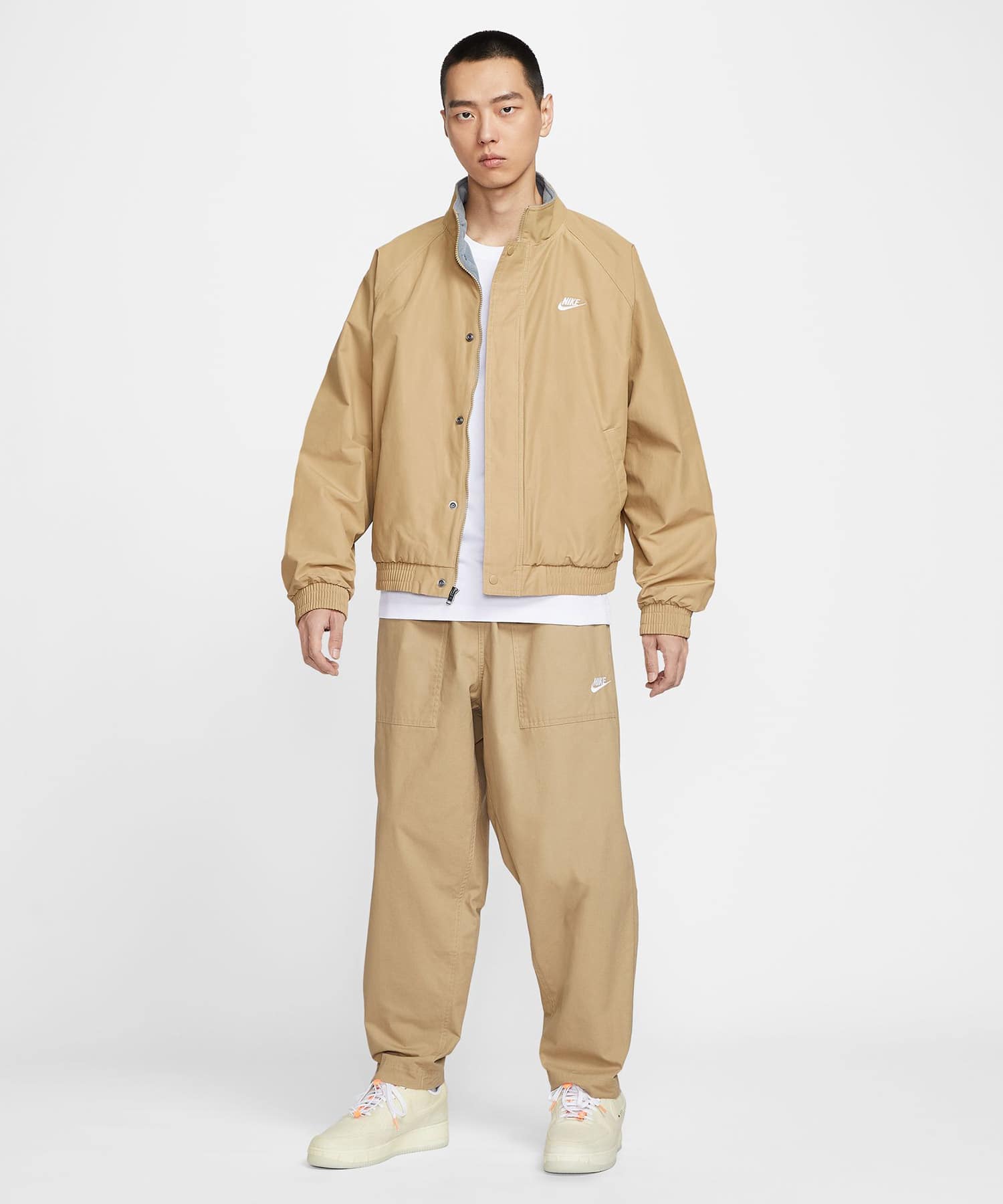 NIKE AS M NK CLUB FUTURA JKT PARACHUTE BEIGE/WHITE（ナイキ クラブ