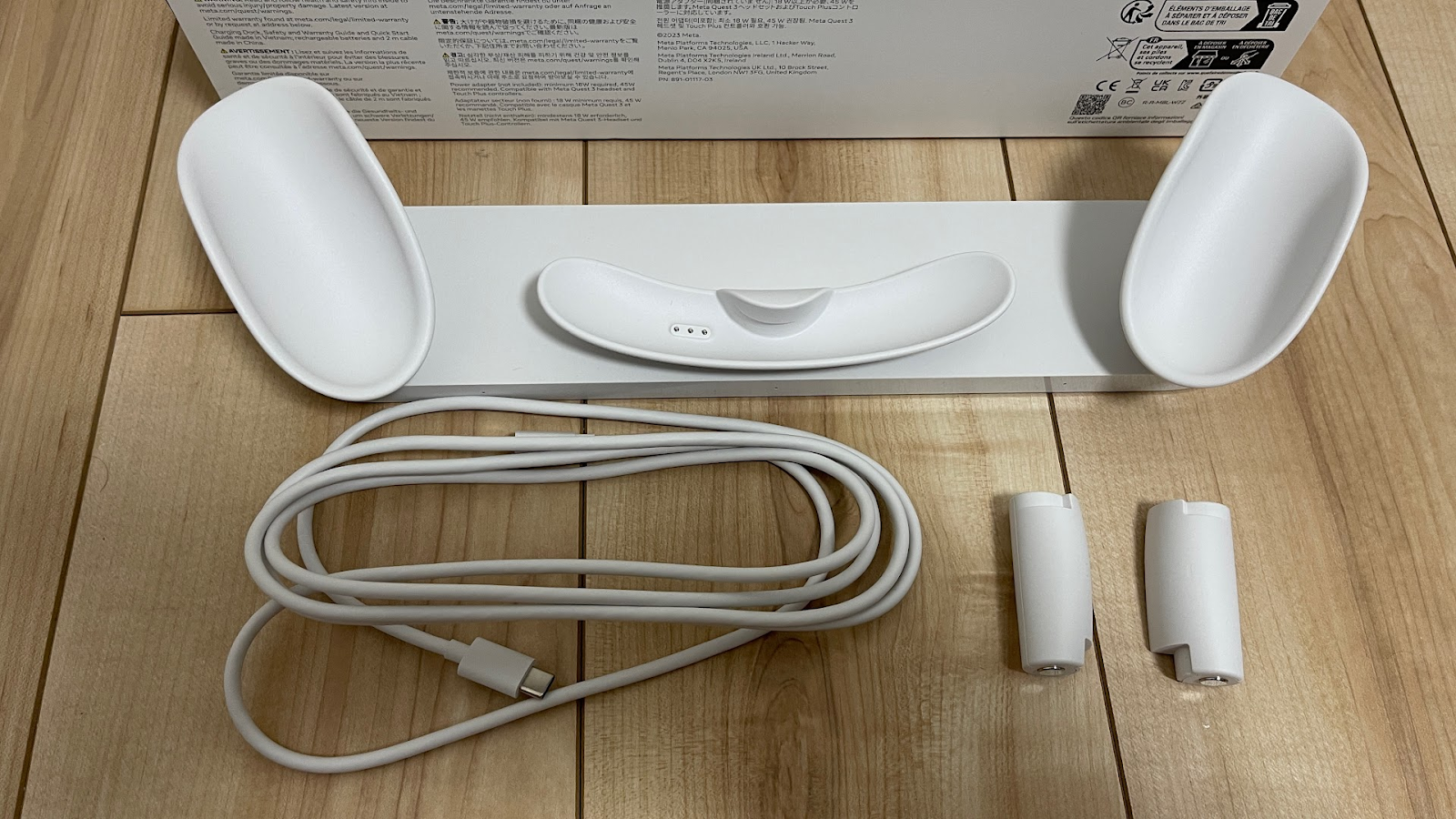 Meta Quest 3】コントローラーが軽い！ 軽いぞ！ 置くだけで便利な充電