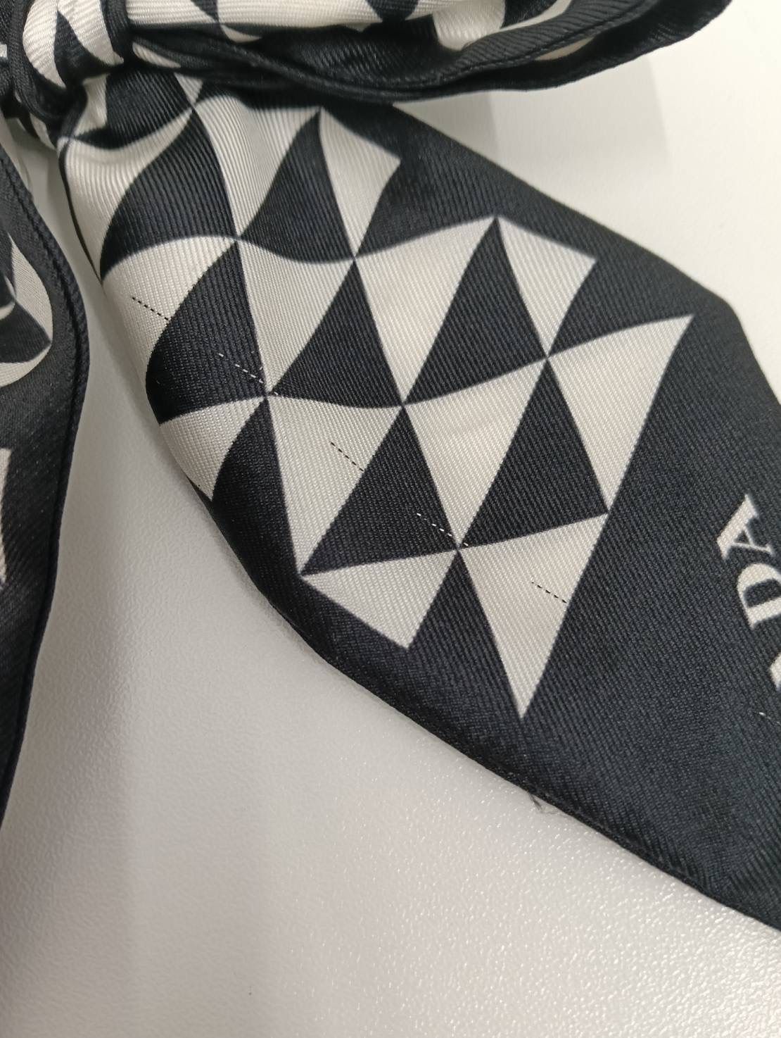 中古品】 PRADAプラダ 幾何学柄 シルクスカーフ ツイリー 黒ブラック