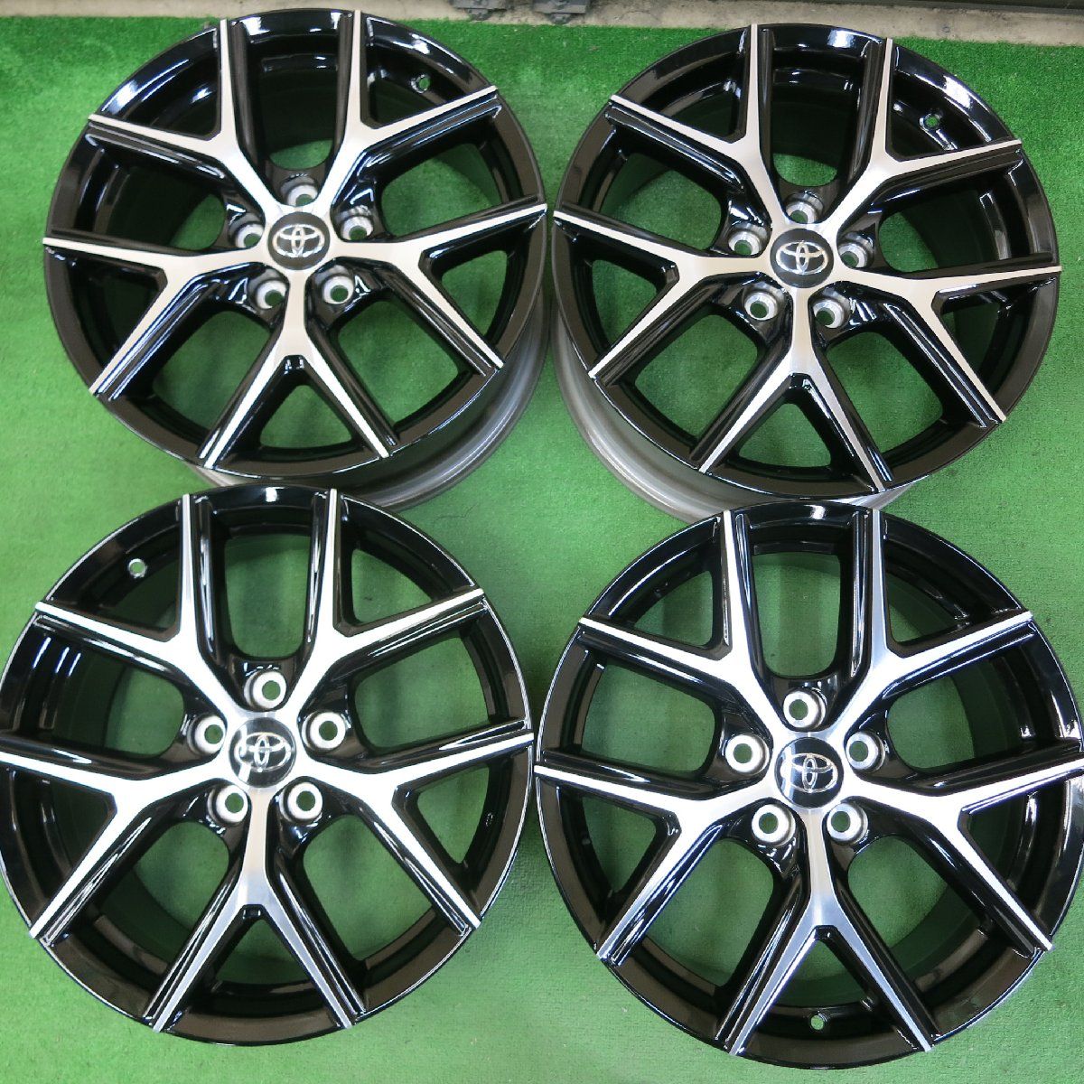 送料無料]未装着！未使用☆トヨタ 60系 ハリアー 純正 特別仕様車