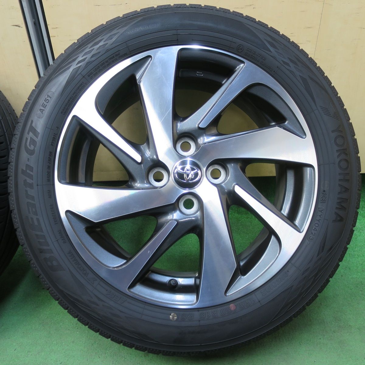 バリ溝！23年！キレイ！8.5分☆トヨタ アクア クロスオーバー 純正 185