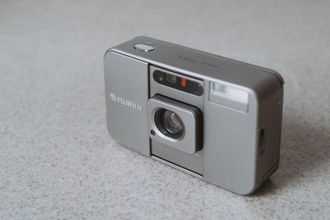 FUJIFILM Cardia mini TIARA 小さく頼れるコンパクトフィルムカメラ