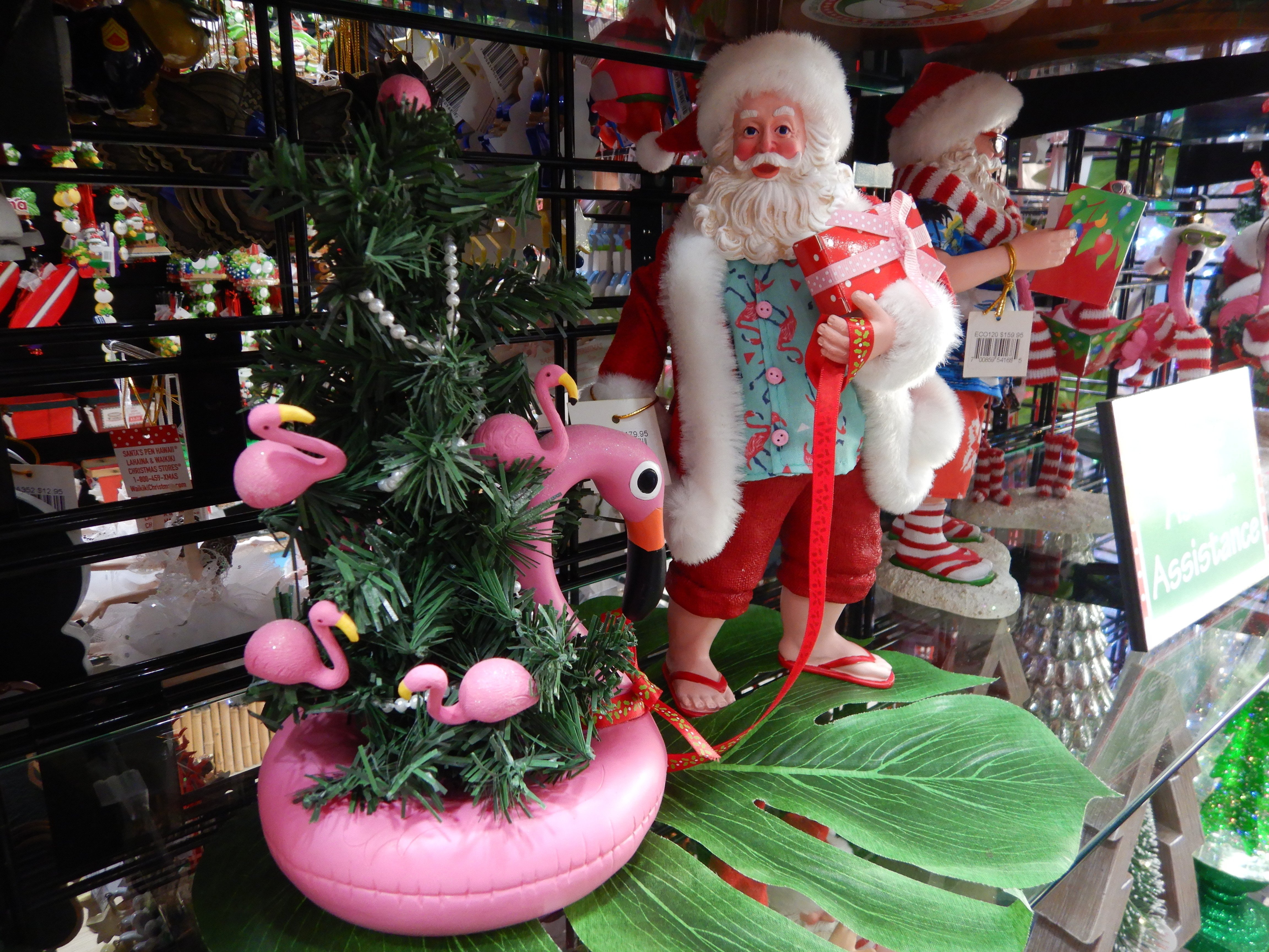 ハワイのサンタクロースは、アロハシャツにビーチサンダルでリラックス