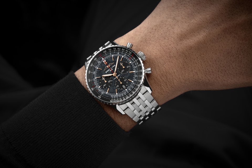 ブライトリングからオールブラックの日本限定ナビタイマーが登場