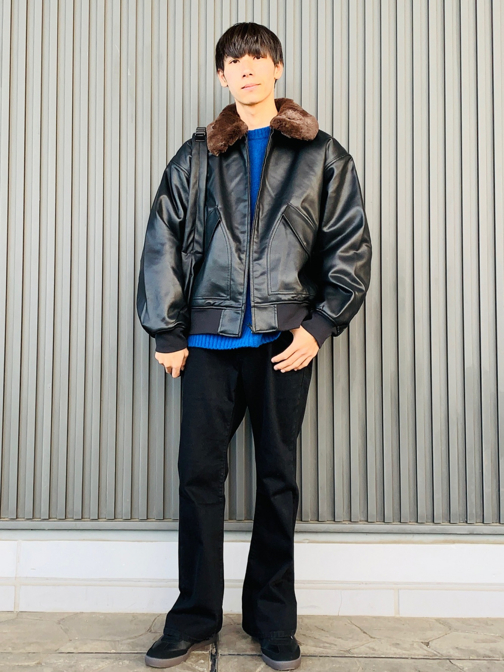 パフニットプルオーバー、ウォームパデッドフライトジャケット」の着用