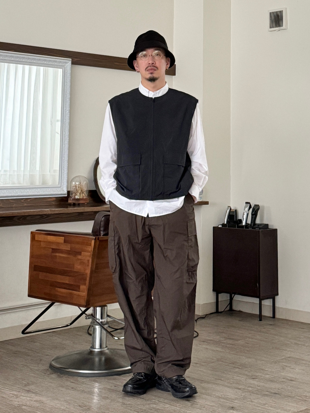 コットンショートブルゾン、ワイドフィットカーゴパンツ」の着用