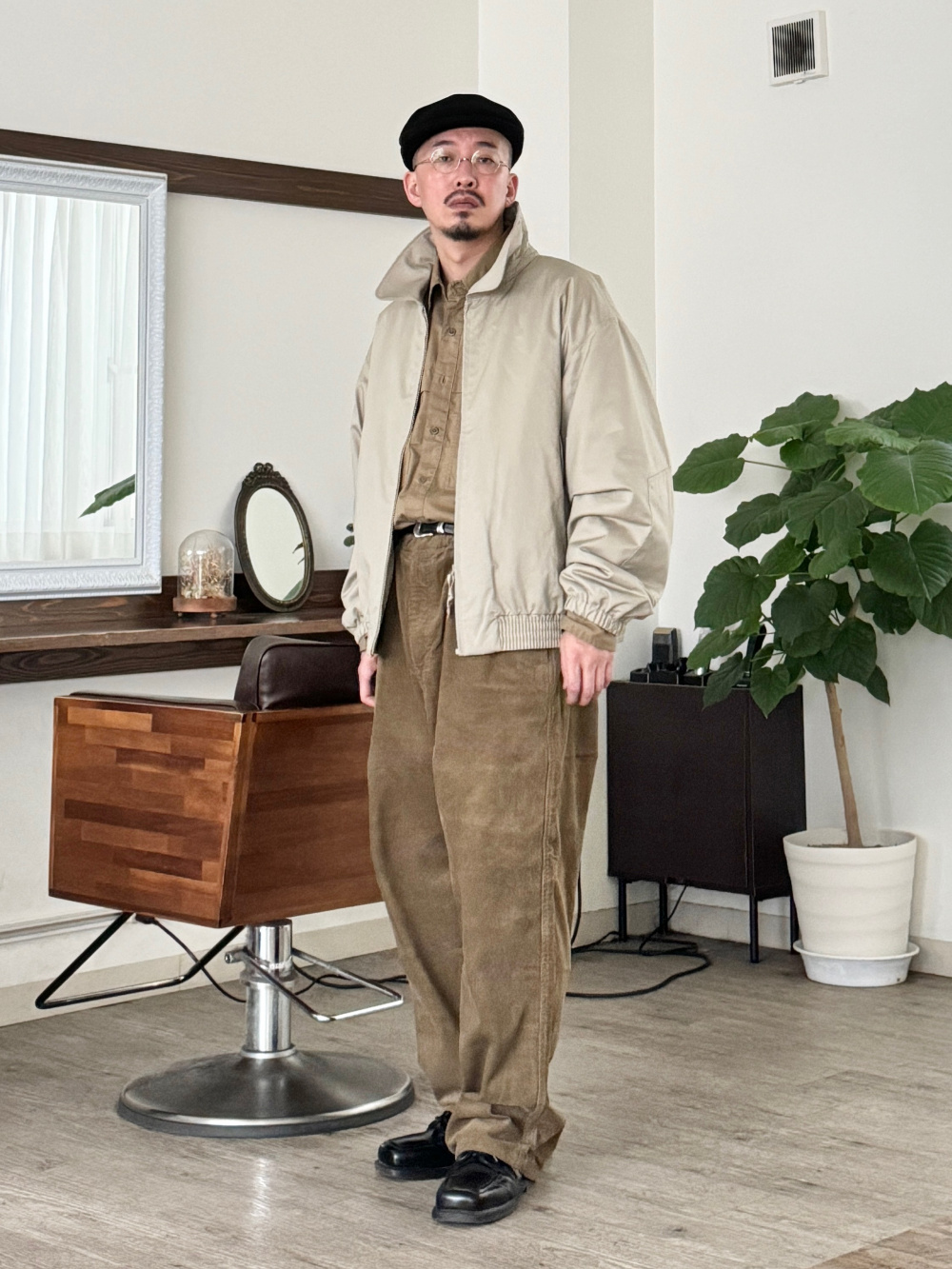 パフテックショートブルゾン、ラムクルーネックセーター」の着用