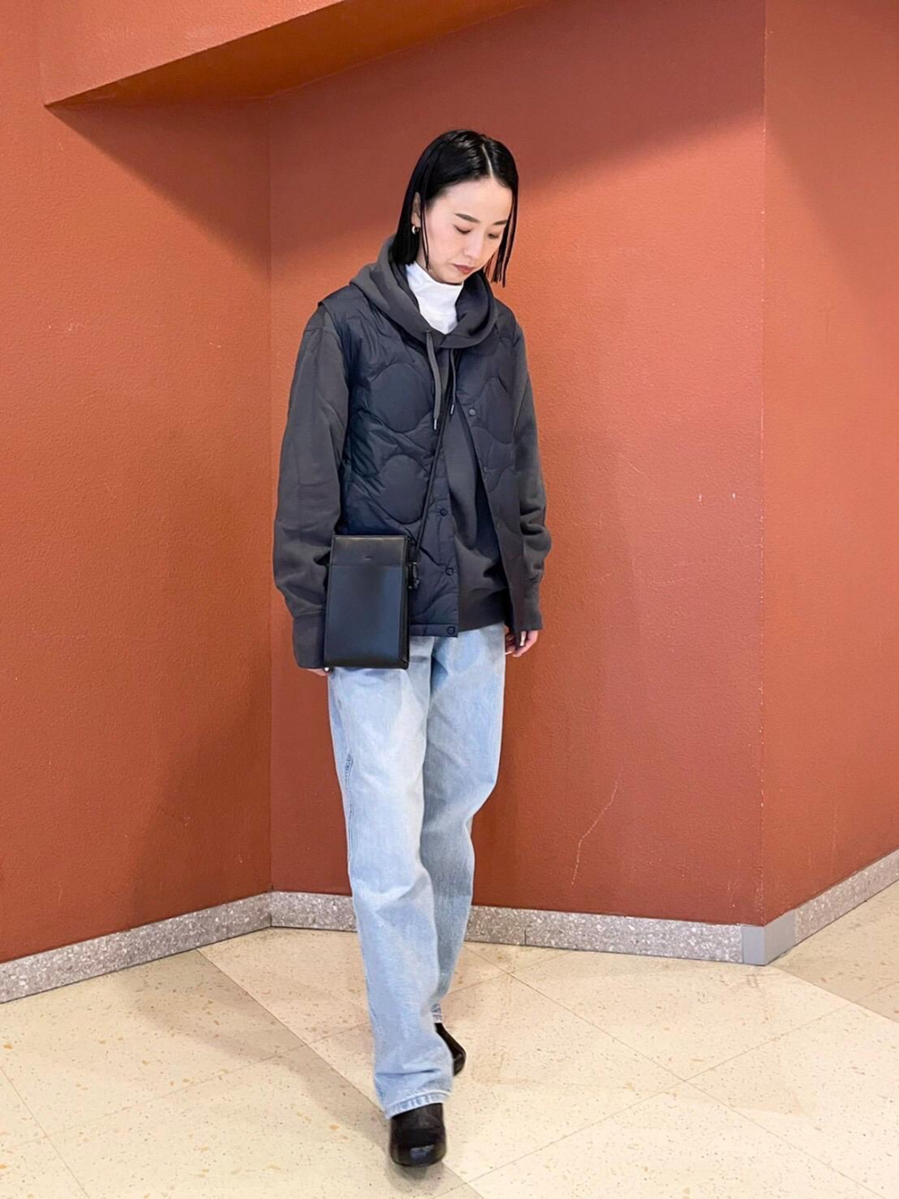 ウルトラライトダウンコンパクトベスト（ウェーブキルト）」の着用