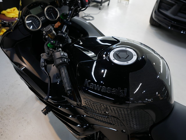 バイク ZX-14R／CERAMIC PRO 9H コーティング施工 ｜ 大阪のガラス
