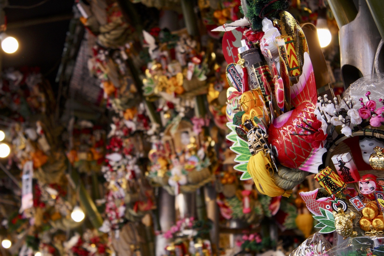 商売繁盛祈願の熊手はどう扱う？酉の市(とりのいち)の由来や初心者が