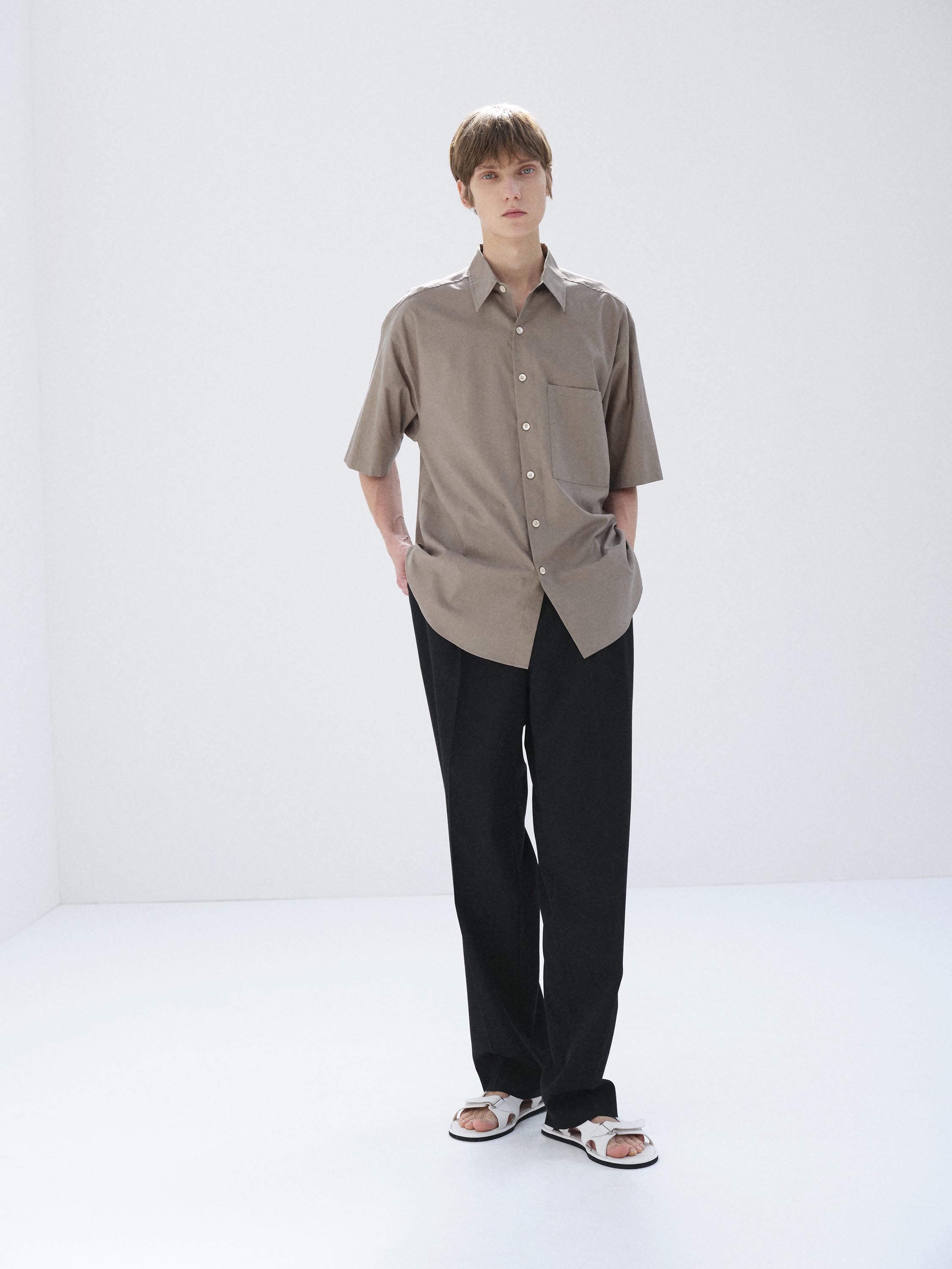 LIGHT WOOL MAX GABARDINE TWO-TUCK SLACKS - AURALEE Official Website