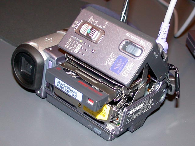 ソニー、新規格「MICROMV」採用の小型ビデオカメラ