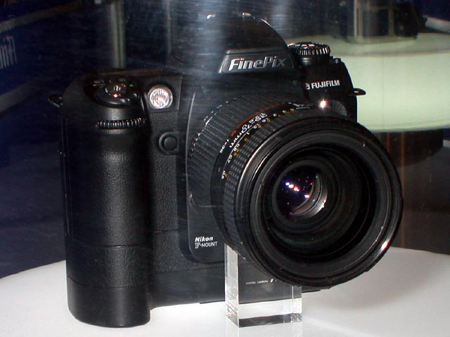 富士フイルム、617万画素CCDの「FinePix S2 Pro」を開発