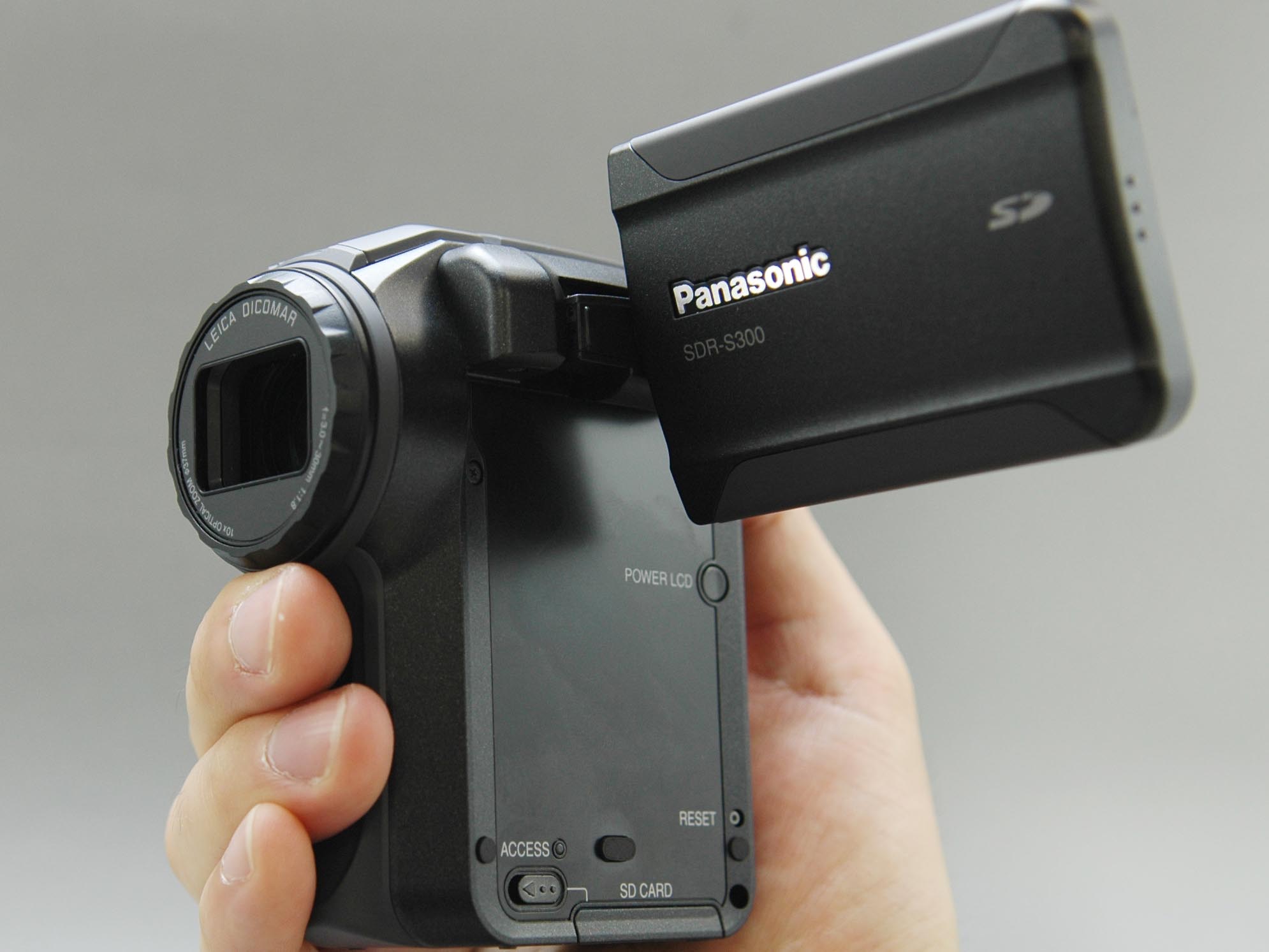 松下、光学式手ぶれ補正搭載の3板式SDビデオカメラ