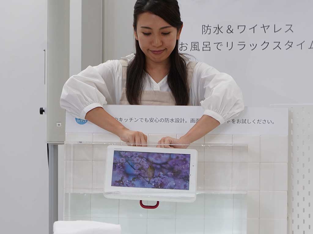 軽くて水に強いワイヤレステレビ「AQUOSポータブル」。シャープ再参入