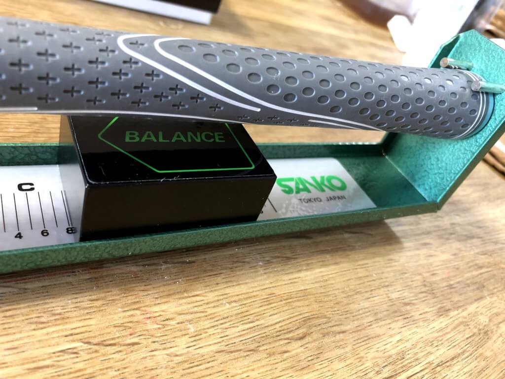 ゴルフクラブバランス測定器ならスイングバランサー！重さの測り方を