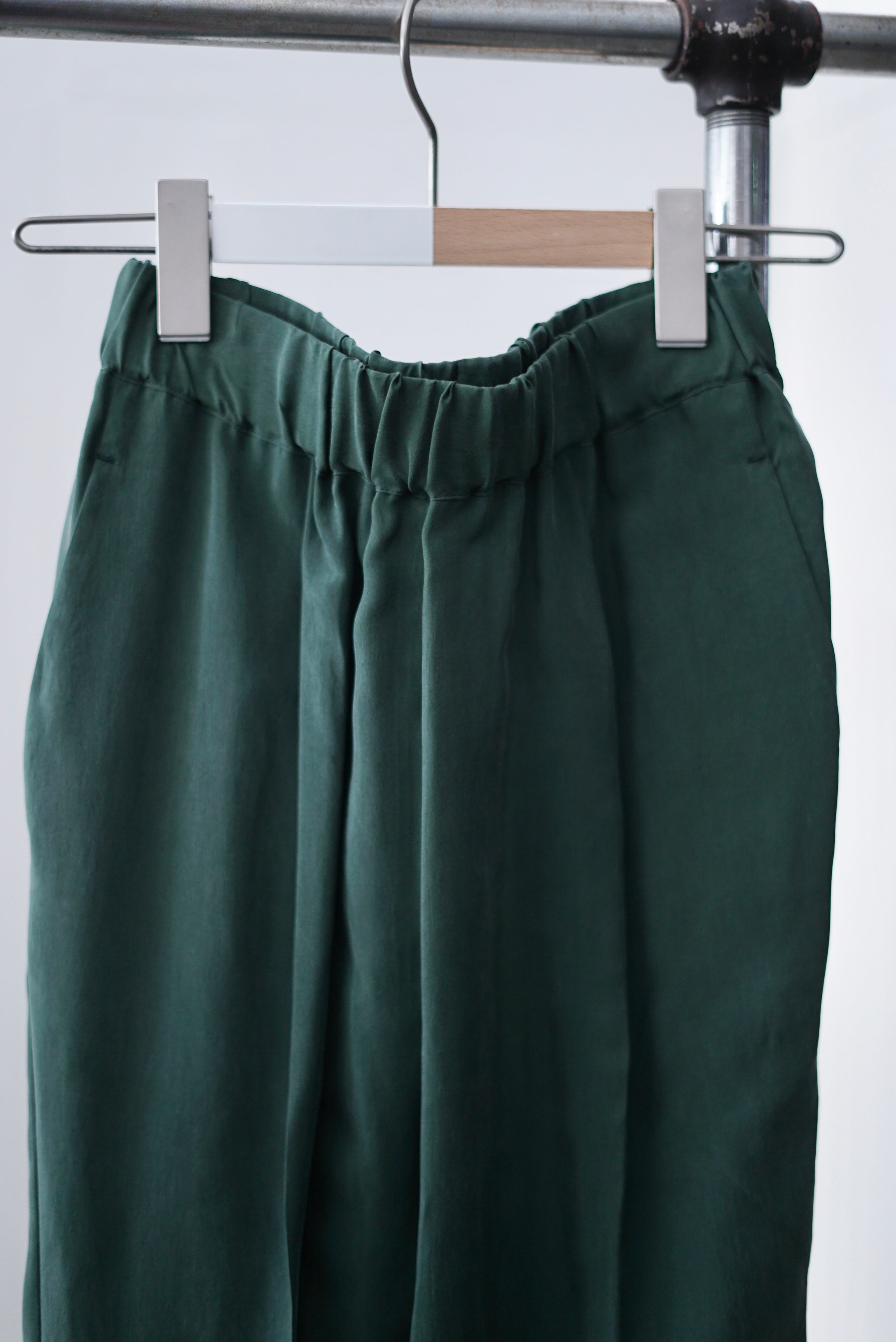 Mame Kurogouchi / Fibrillated Trousers (BLACK / GREEN) | JUQUI Online