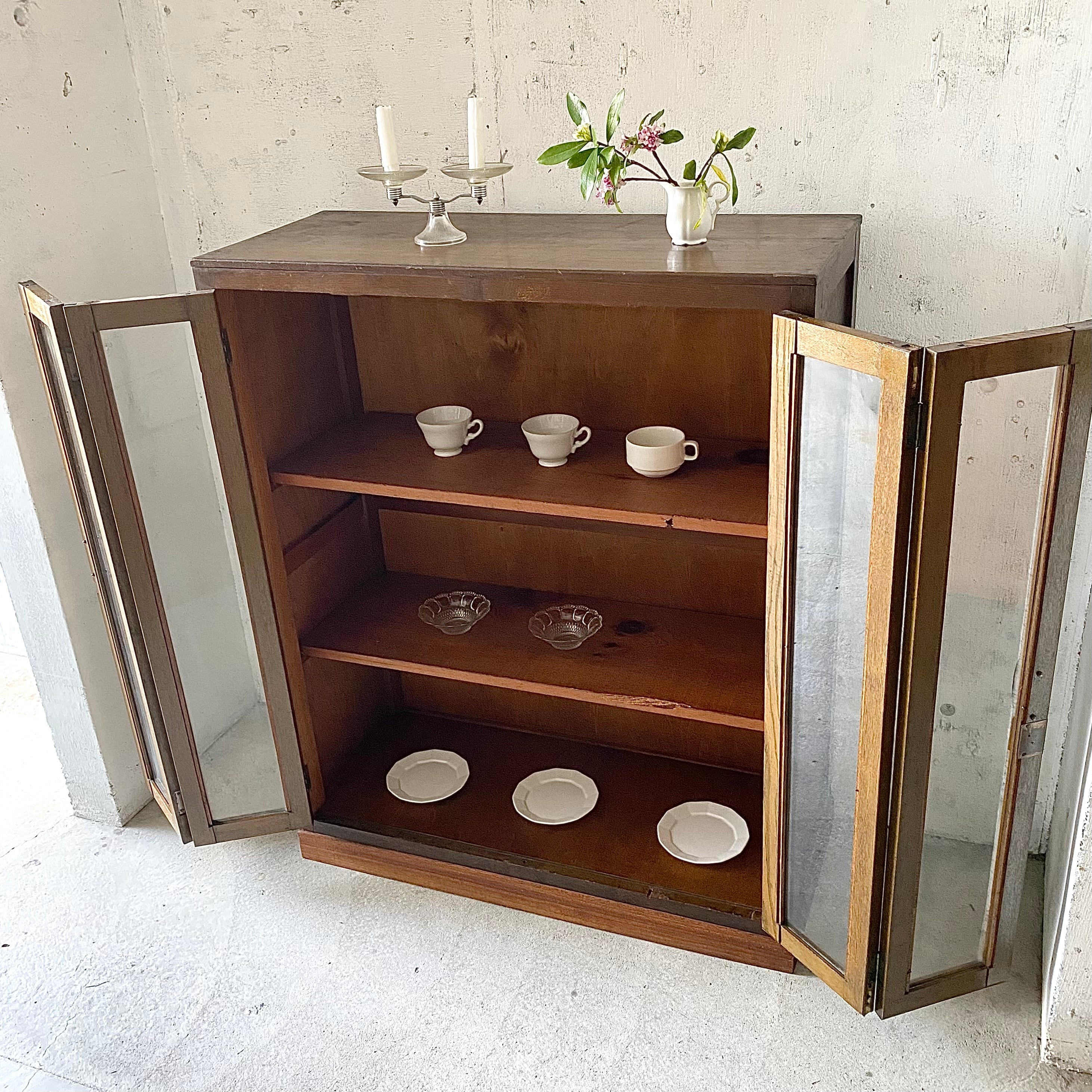 4枚折れ戸ガラス扉の食器棚[古家具] | giraffes craft
