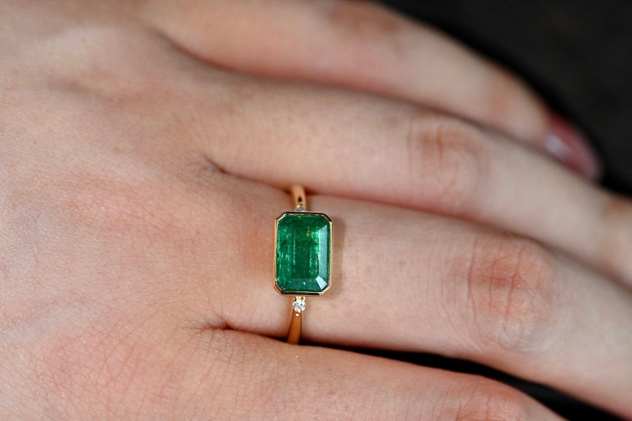 一点限り】K18YG エメラルド(1.44ct) ダイヤモンド覆輪リング