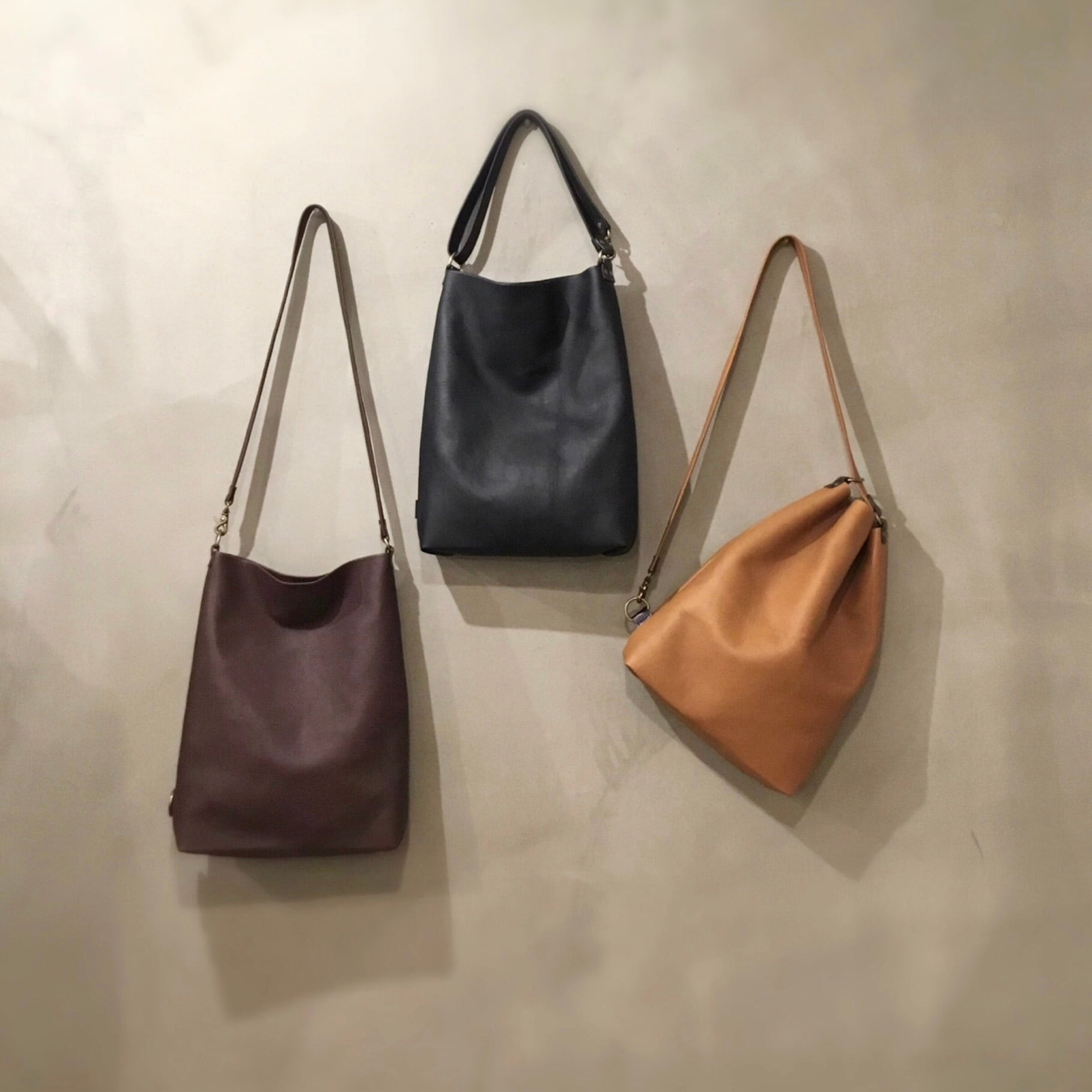 縦型A4サイズの3wayトートショルダーバッグ。柔らか牛革/男女兼用