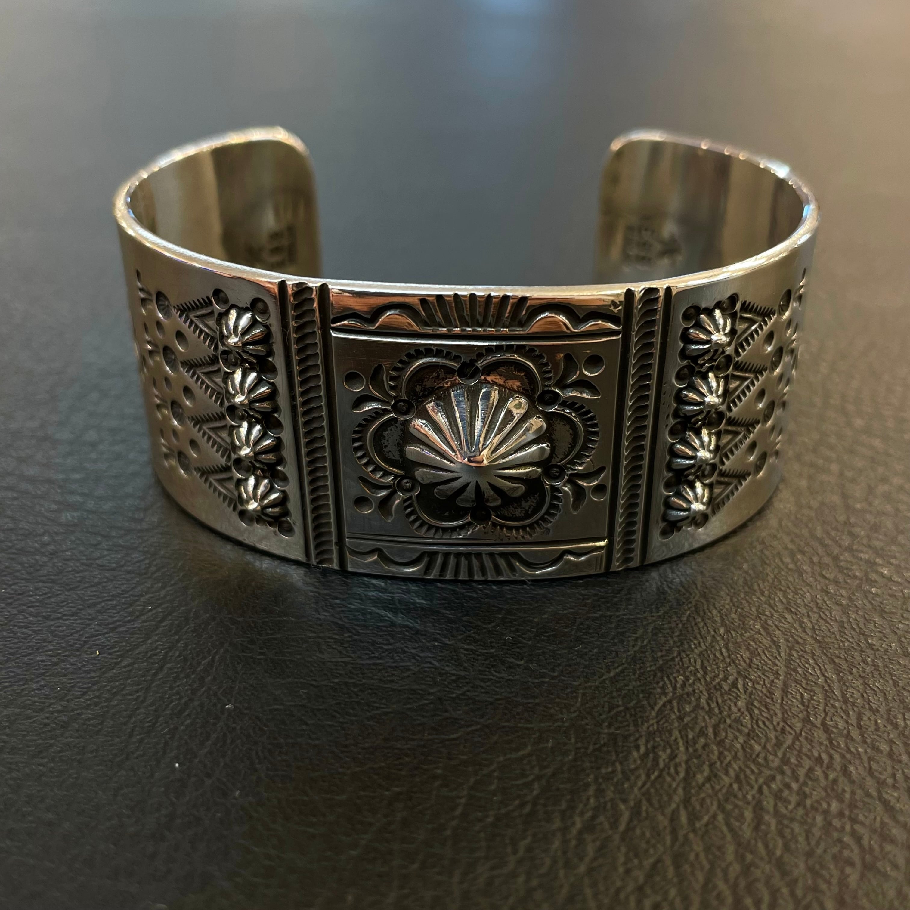 エディソンサンディスミス(Edison Sandy Smith)スタンプワークバングル