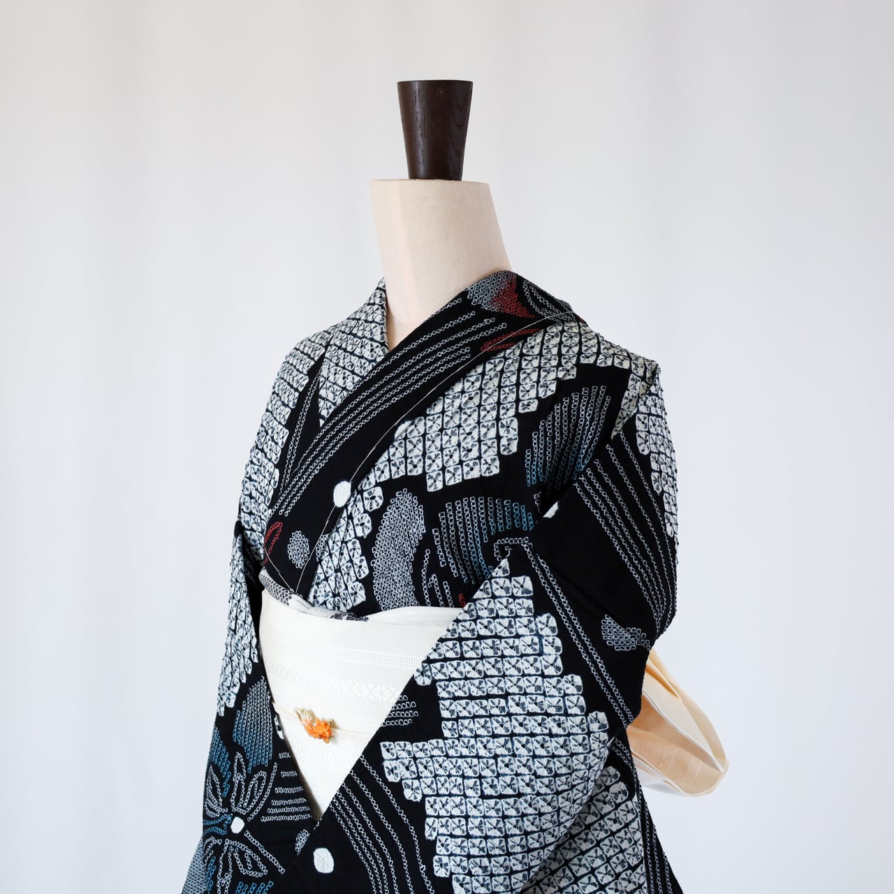 完全新品】有松絞り浴衣・黒地に蝶々／しつけ糸付き、手縫い仕立て