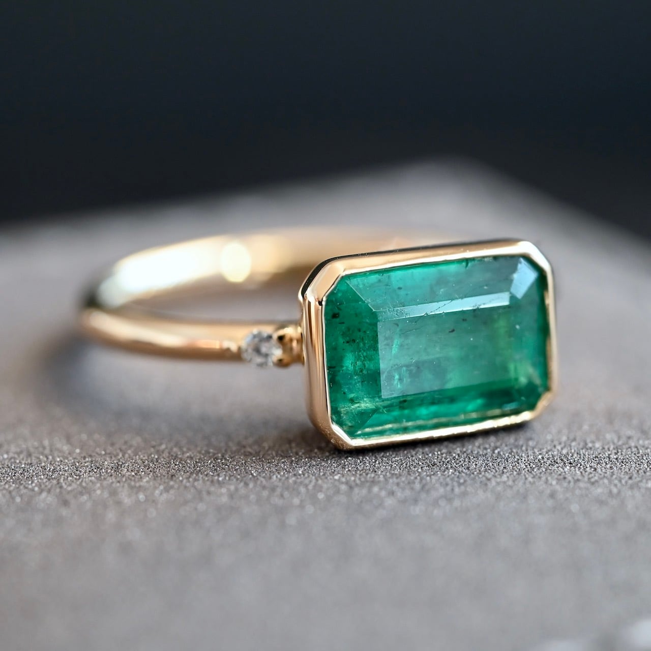 一点限り】K18YG エメラルド(1.44ct) ダイヤモンド覆輪リング