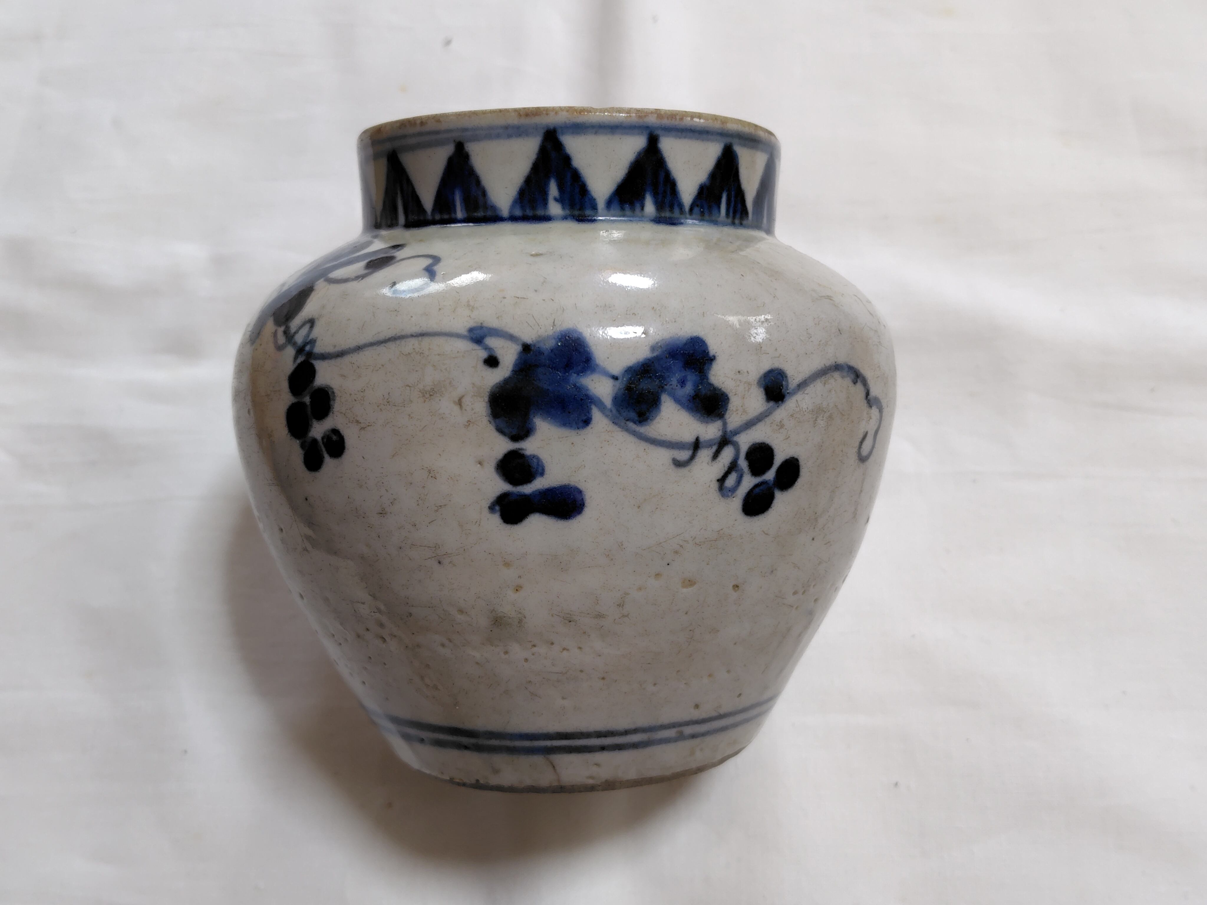 初期伊万里葡萄紋壺 | 古美術みよしや