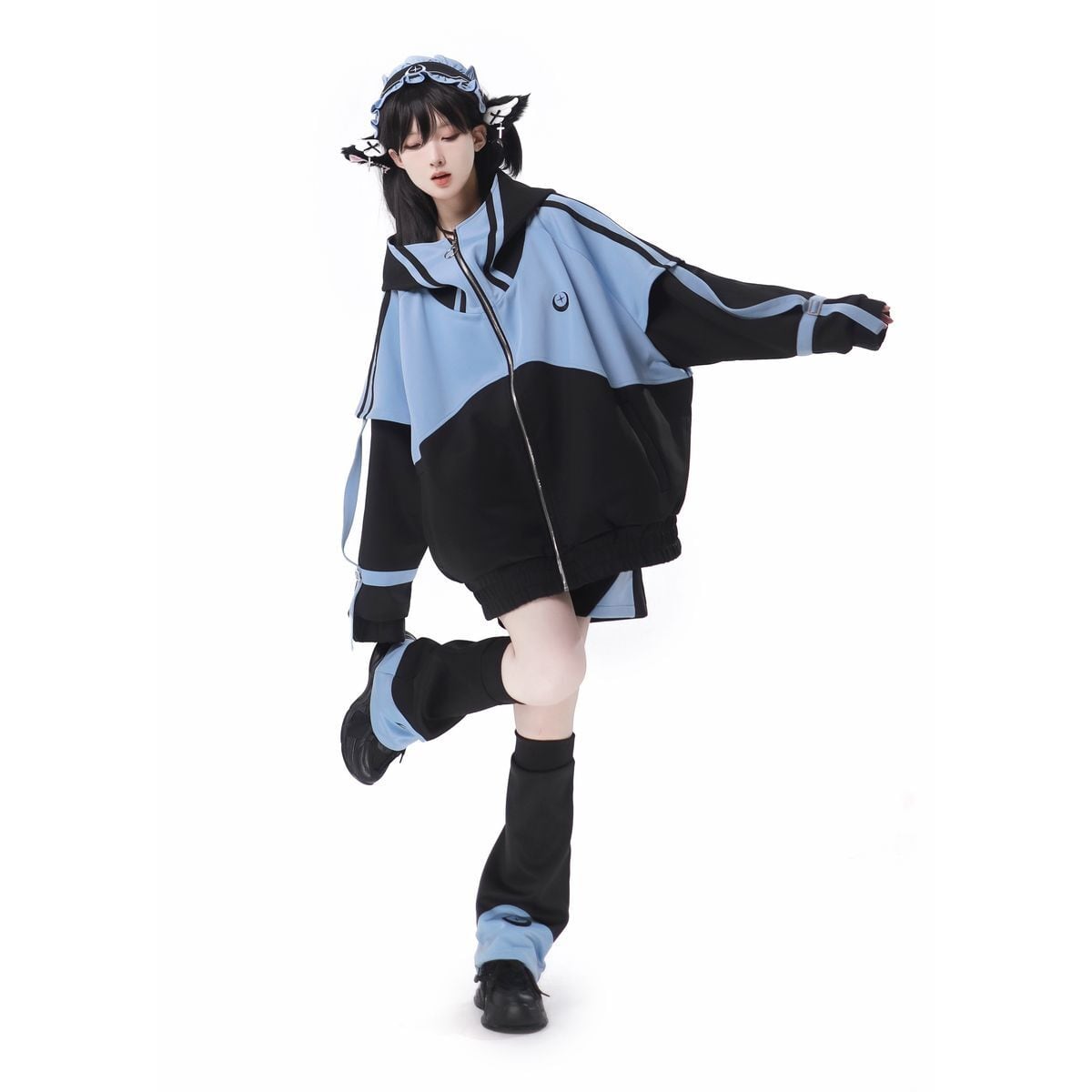 サブカル系ブルー×ブラックハイネックジャージ：ショートパンツ