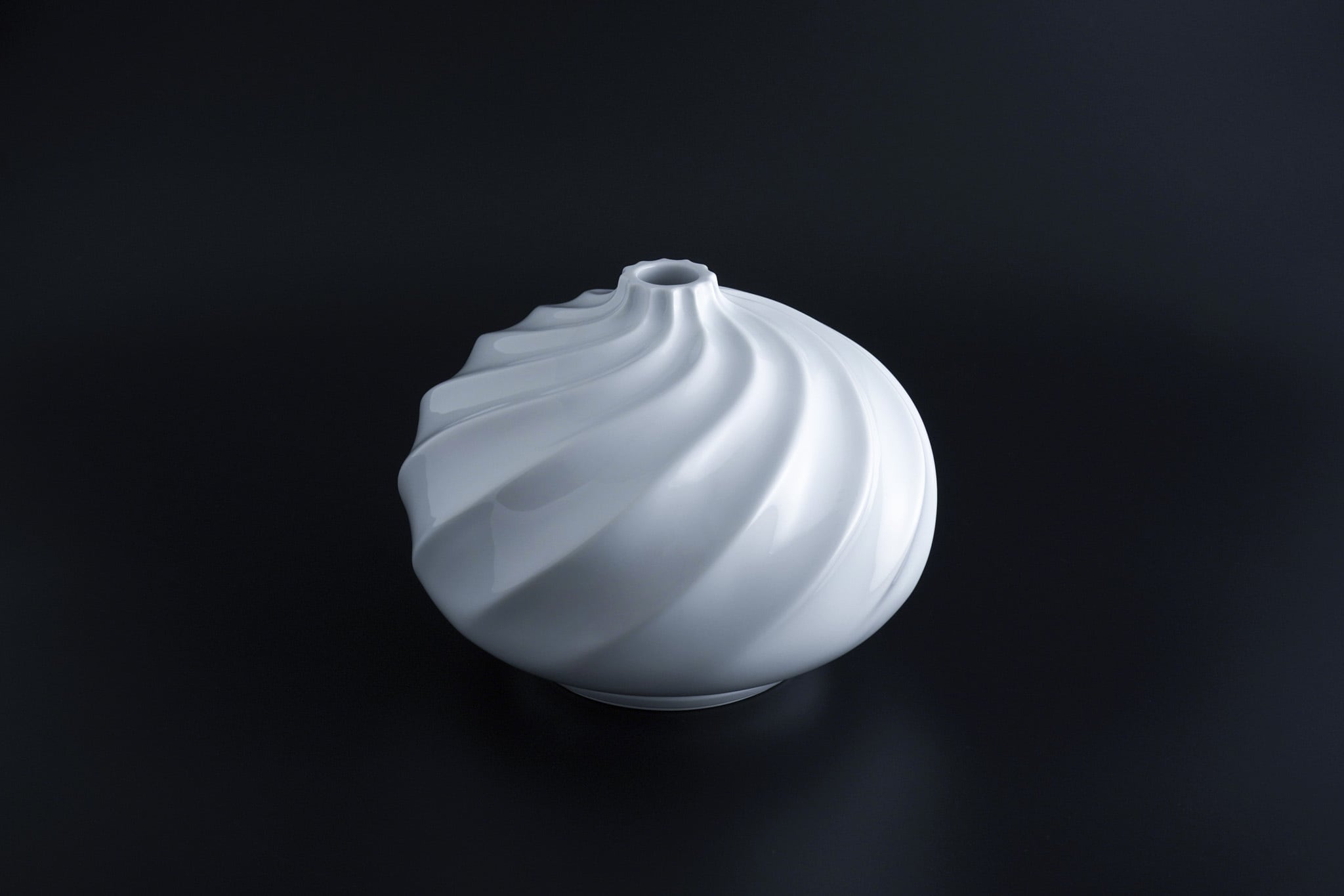 井上萬二作】白磁渦文壷 Φ21 | 井上萬二窯 INOUE MANJI KILN