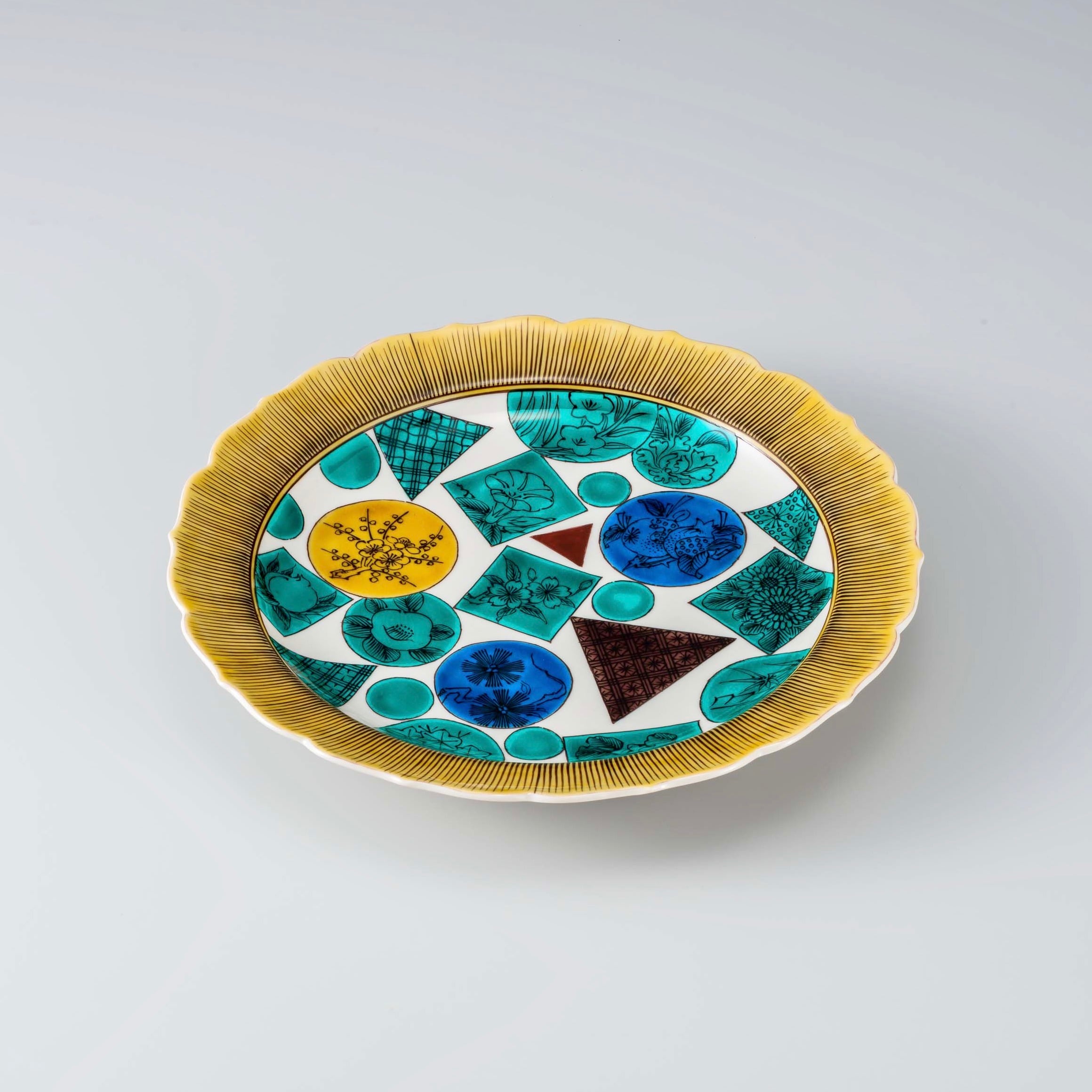 九谷焼・手描き絵付け 大皿【色絵幾何学的8寸輪花皿】 | 九谷焼 真生窯
