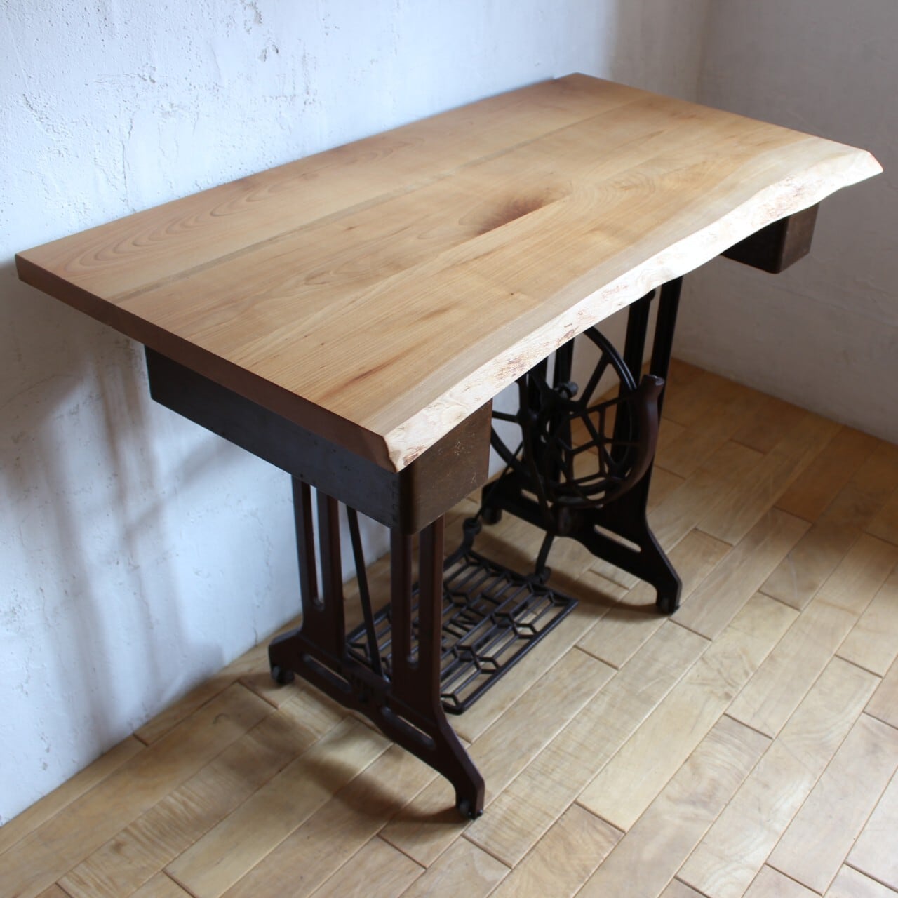 リメイク家具｜ミシン脚のデスク | SELECT + plus den.