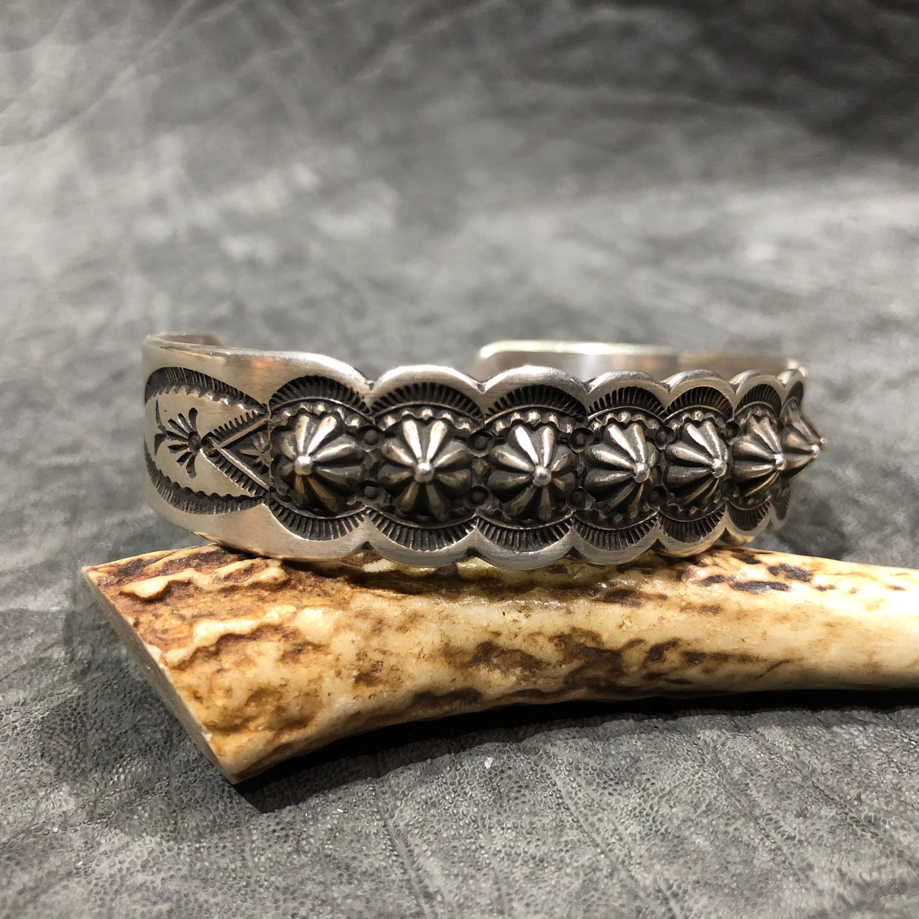 NAVAJO(ナバホ）族 Edison Sandy Smith作 スタンプワークバングル