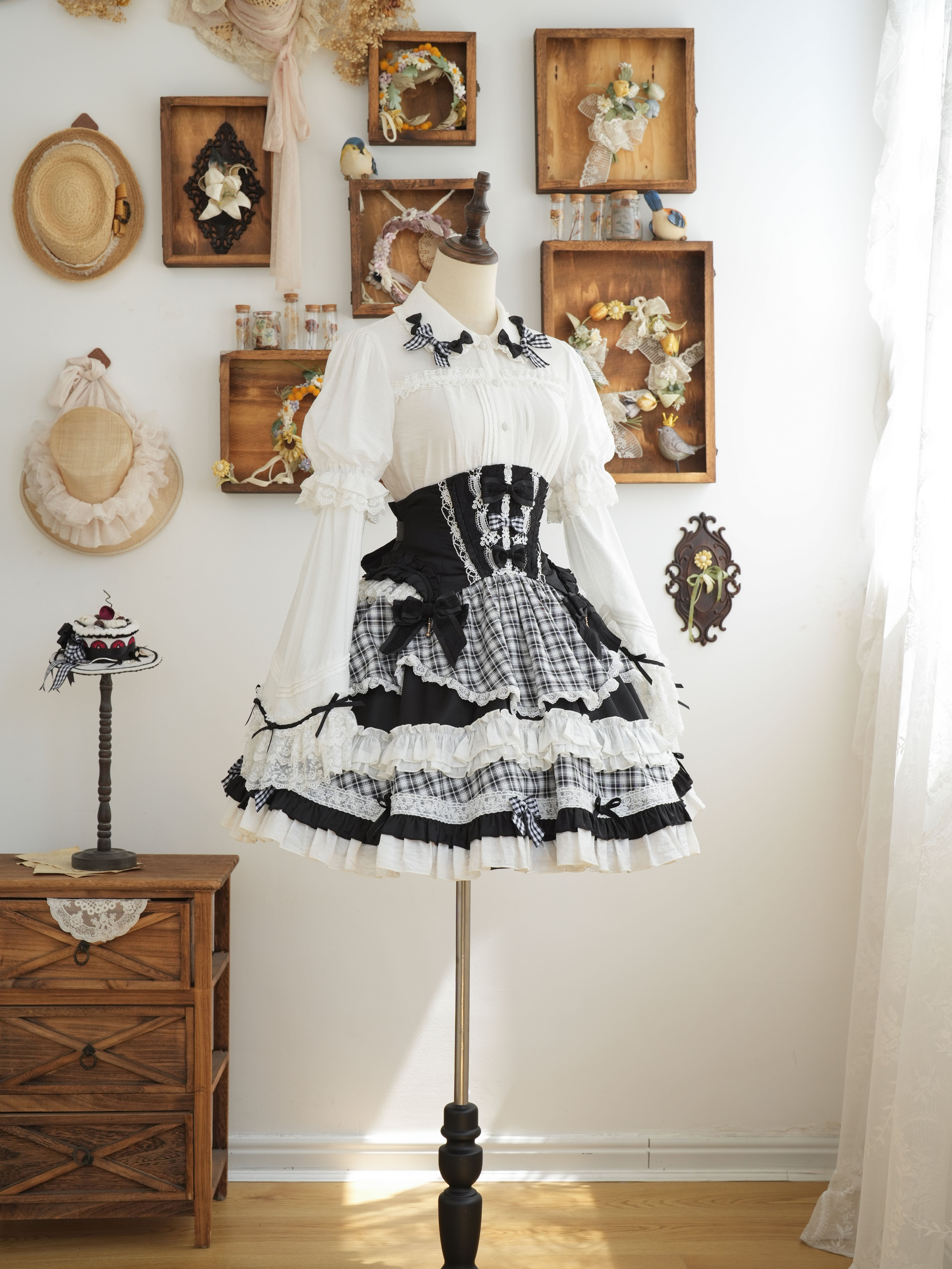 ホイップクリームホールケーキ コルセット風ボリュームティアード