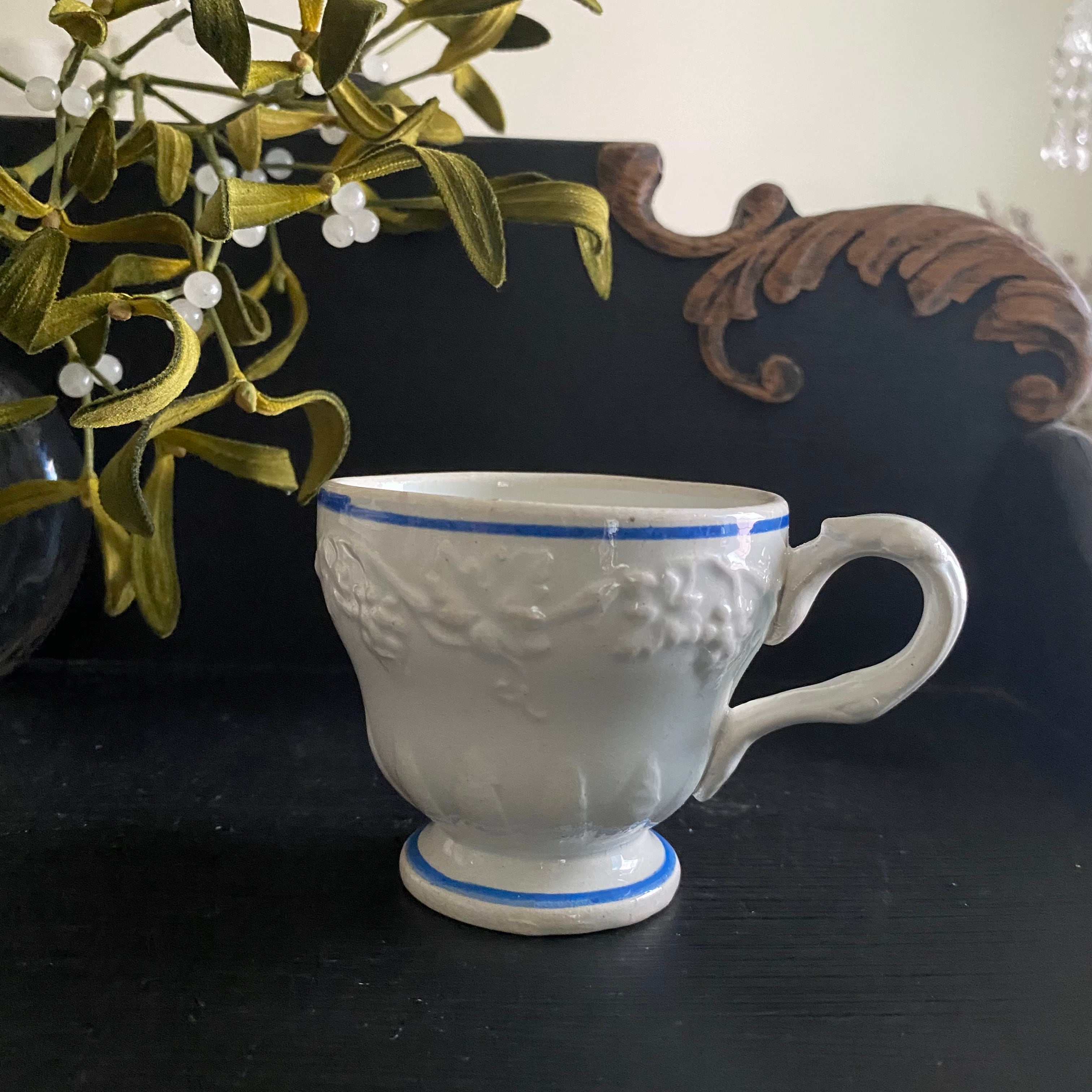 クレイユモントロー*葡萄レリーフカップ。青ライン | Logisロジ