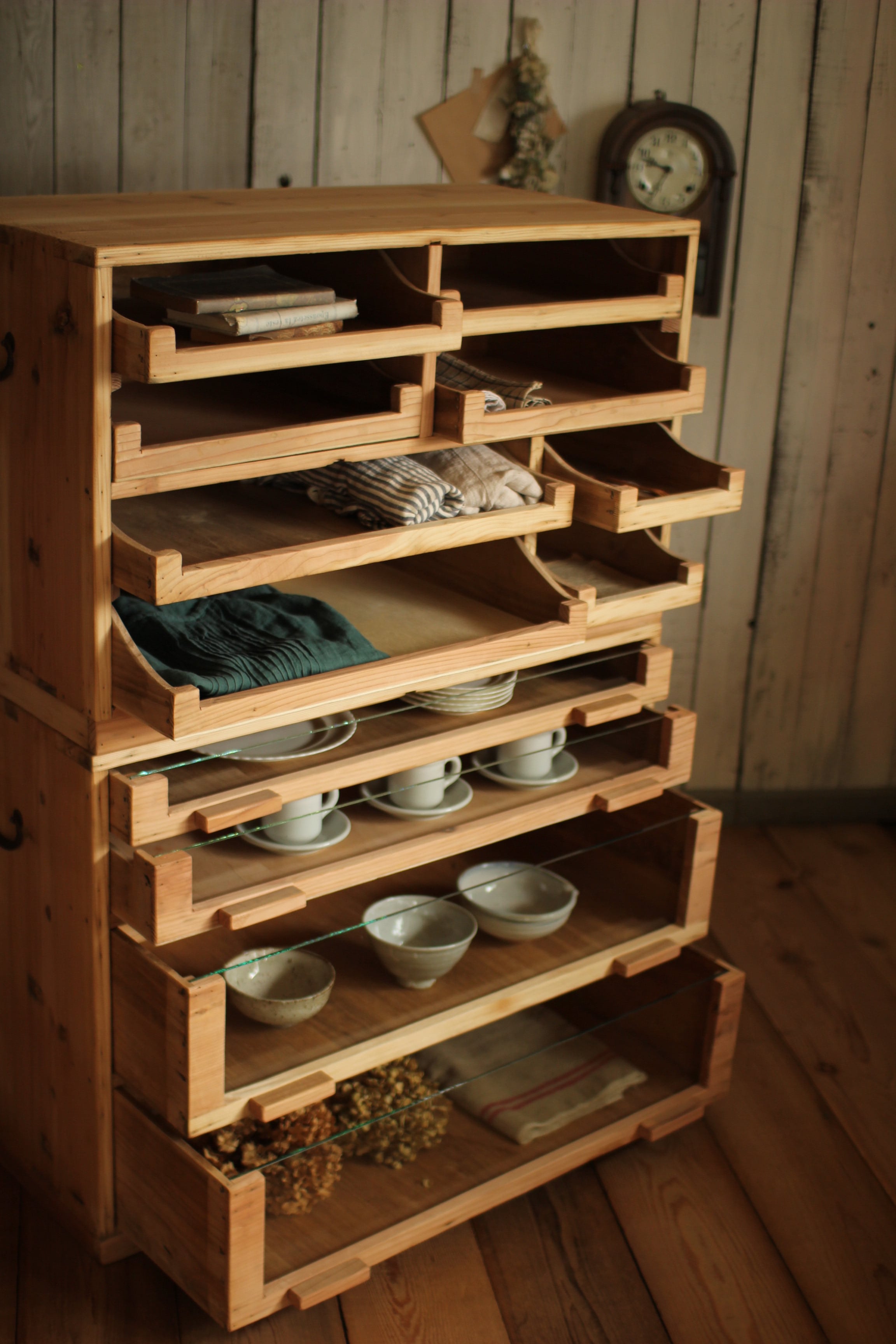 木製のシャツケース 引き出し12杯 前面ガラス引き出し 食器棚 陳列棚