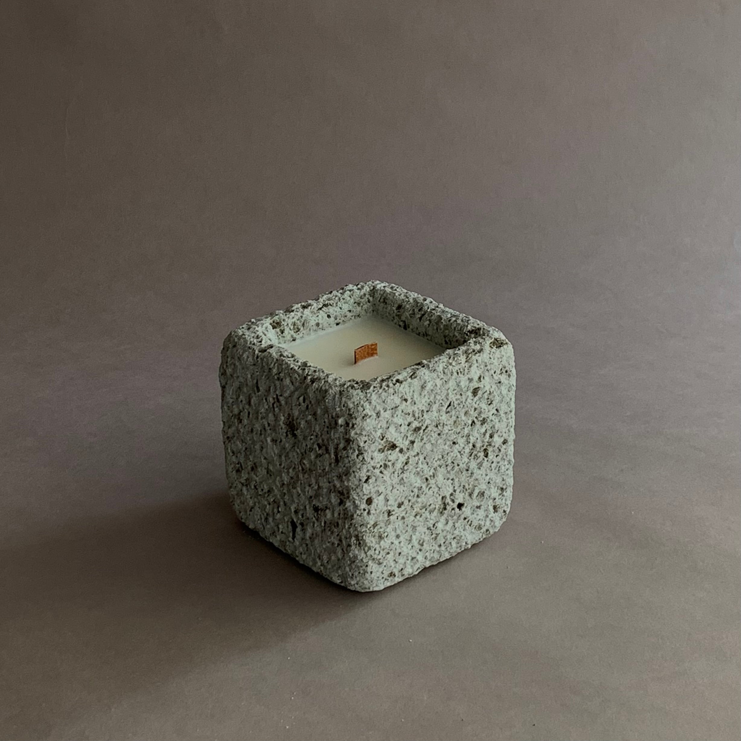 takibi (square) 大谷石 キャンドル 10000 | あかりろうそく