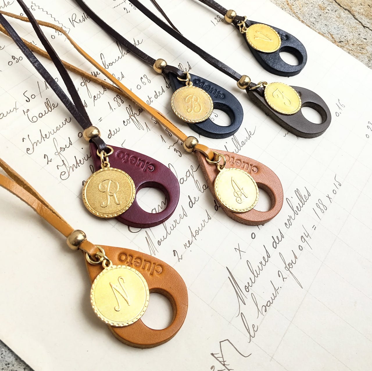 glasses holder雫（メガネホルダー、イニシャルチャーム付き）:全7色