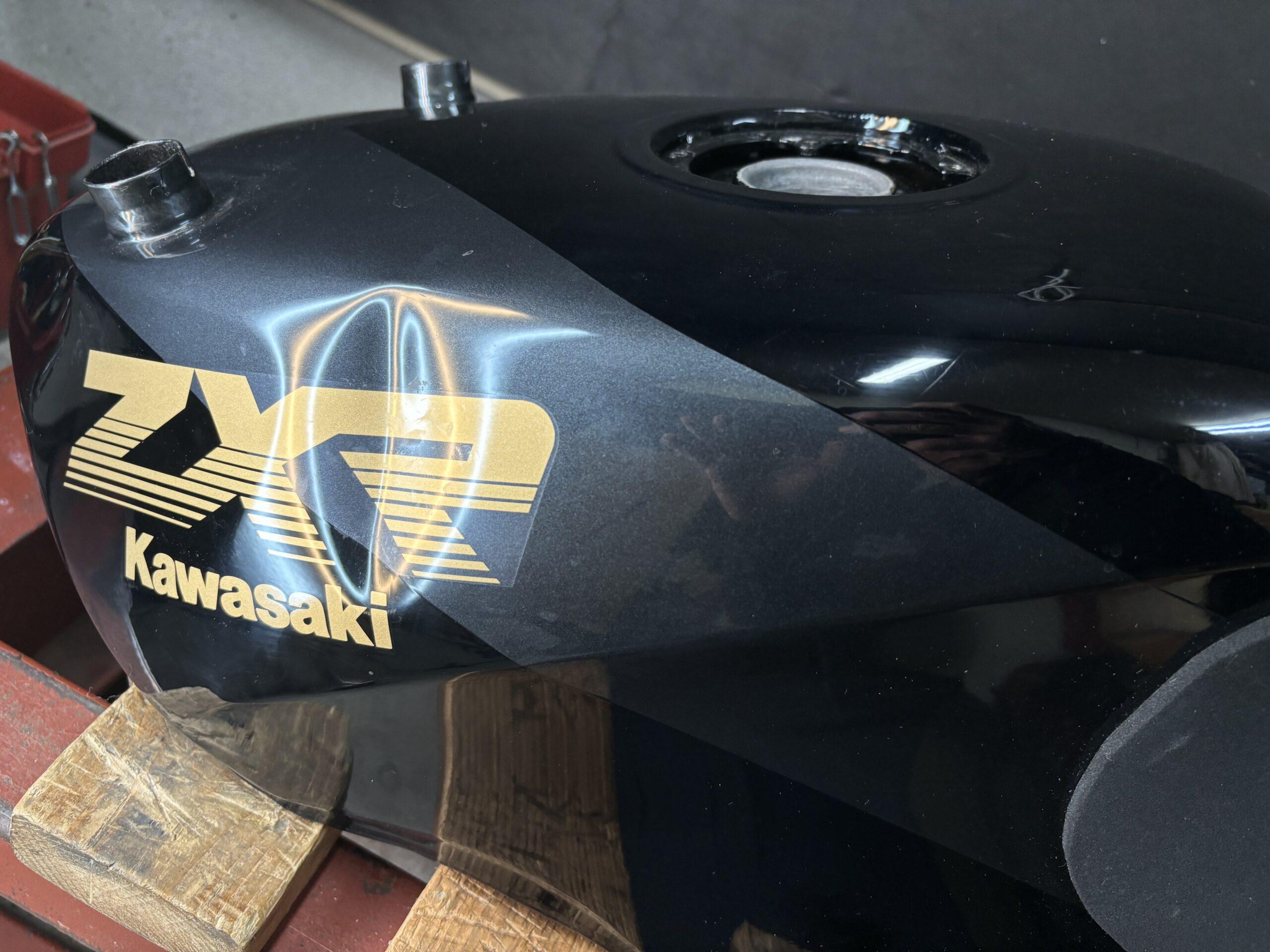 ひっぱり君ではビクともしない凹み。ZXR250 東京都 | バイクタンク凹み