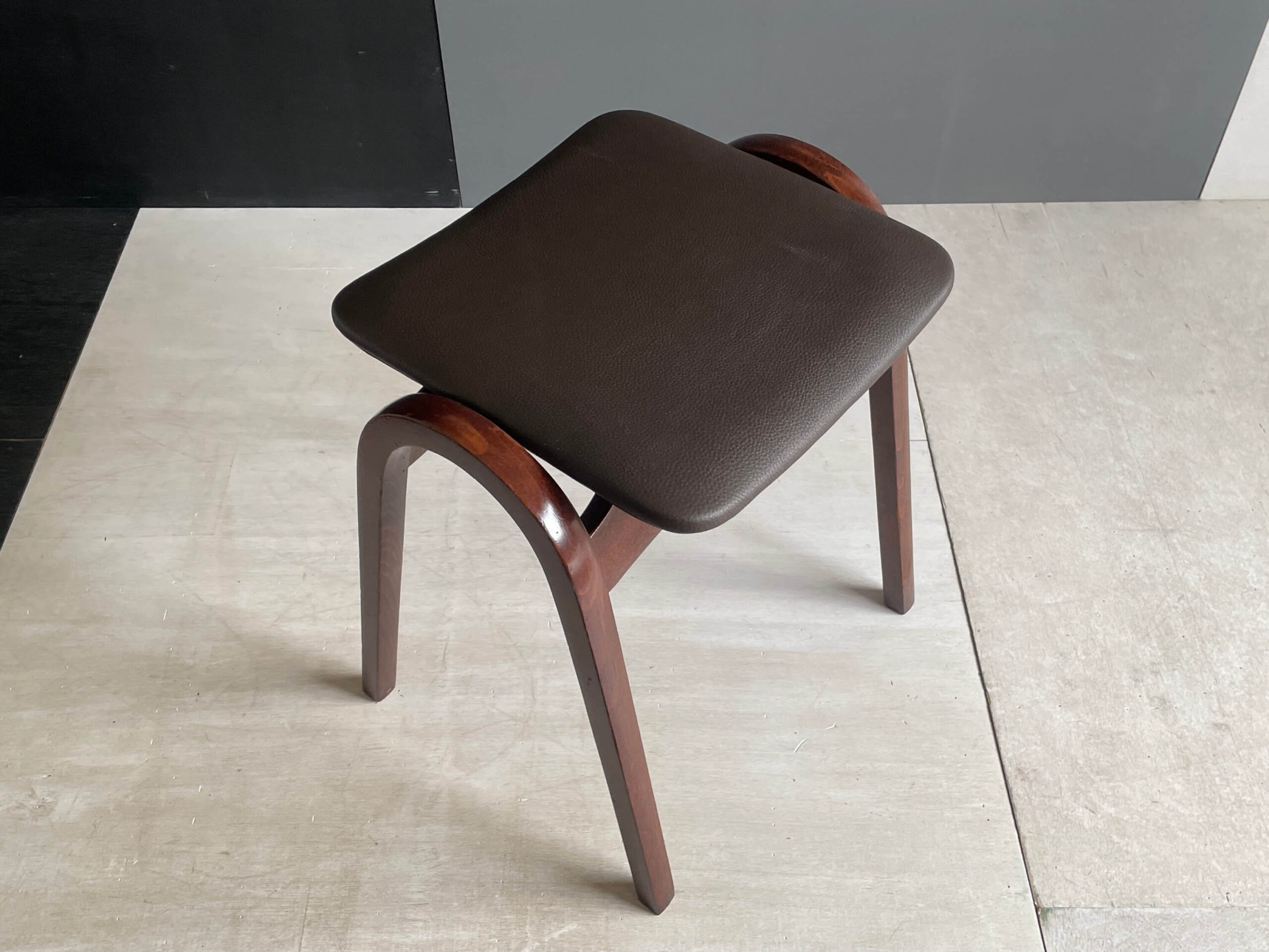 No.10106B「秋田木工スツール〈No.202〉本革/ダークブラウン：剣持勇