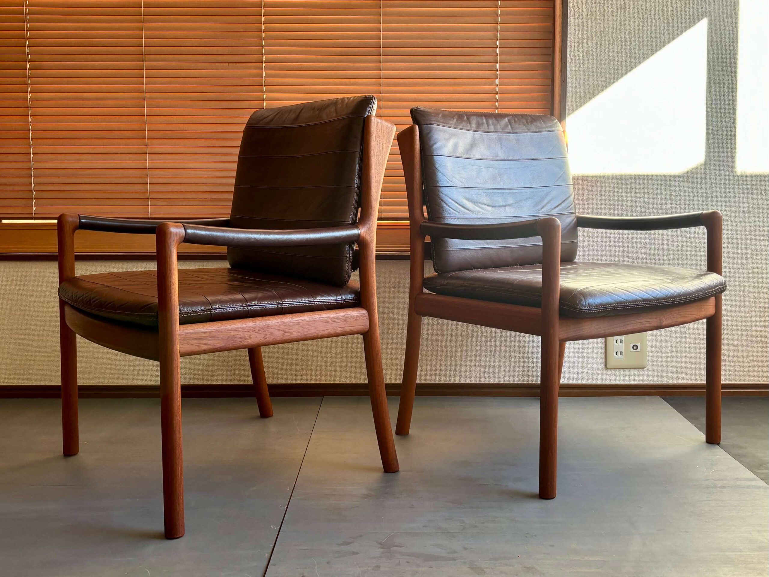 No.11089「日田工芸〈マキシム〉アームチェア：チーク×レザー」SOLD