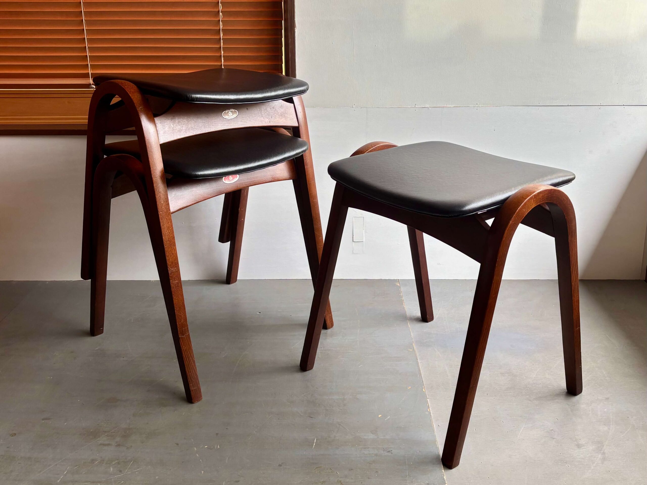 No.6397「秋田木工スツール〈No.202〉ビニールレザー/ブラック：剣持勇