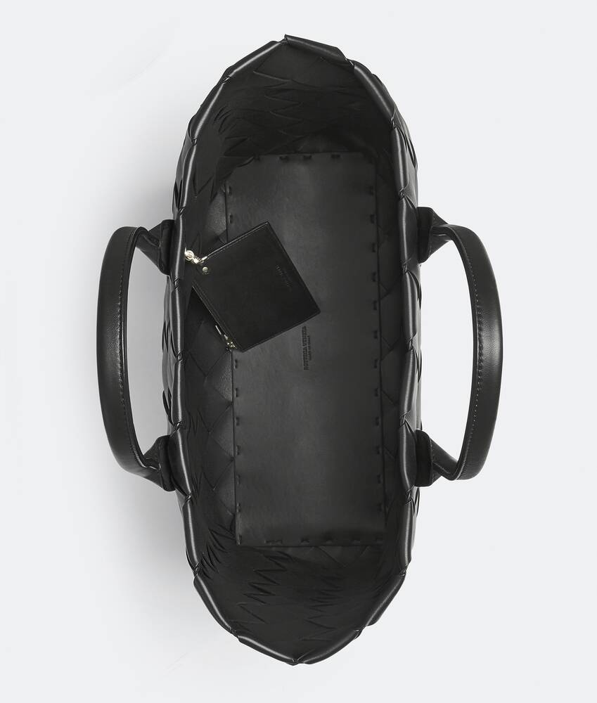 マキシ イントレチャート トート で ブラック | ボッテガ・ヴェネタ JP