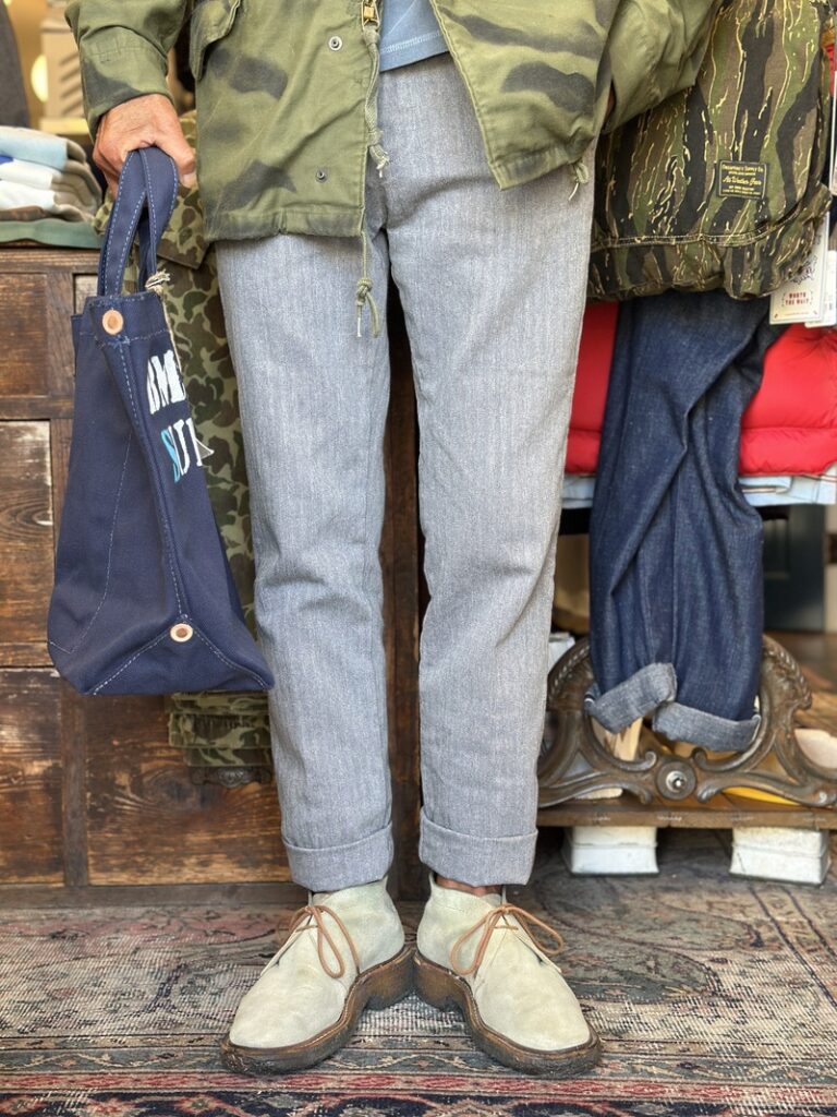 基本、ミドルグレーのコットントラウザーズなので合わないトップスなど