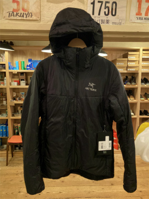 山から街へ休憩時に活躍してくれる定番アークテリクス最軽量化繊フード