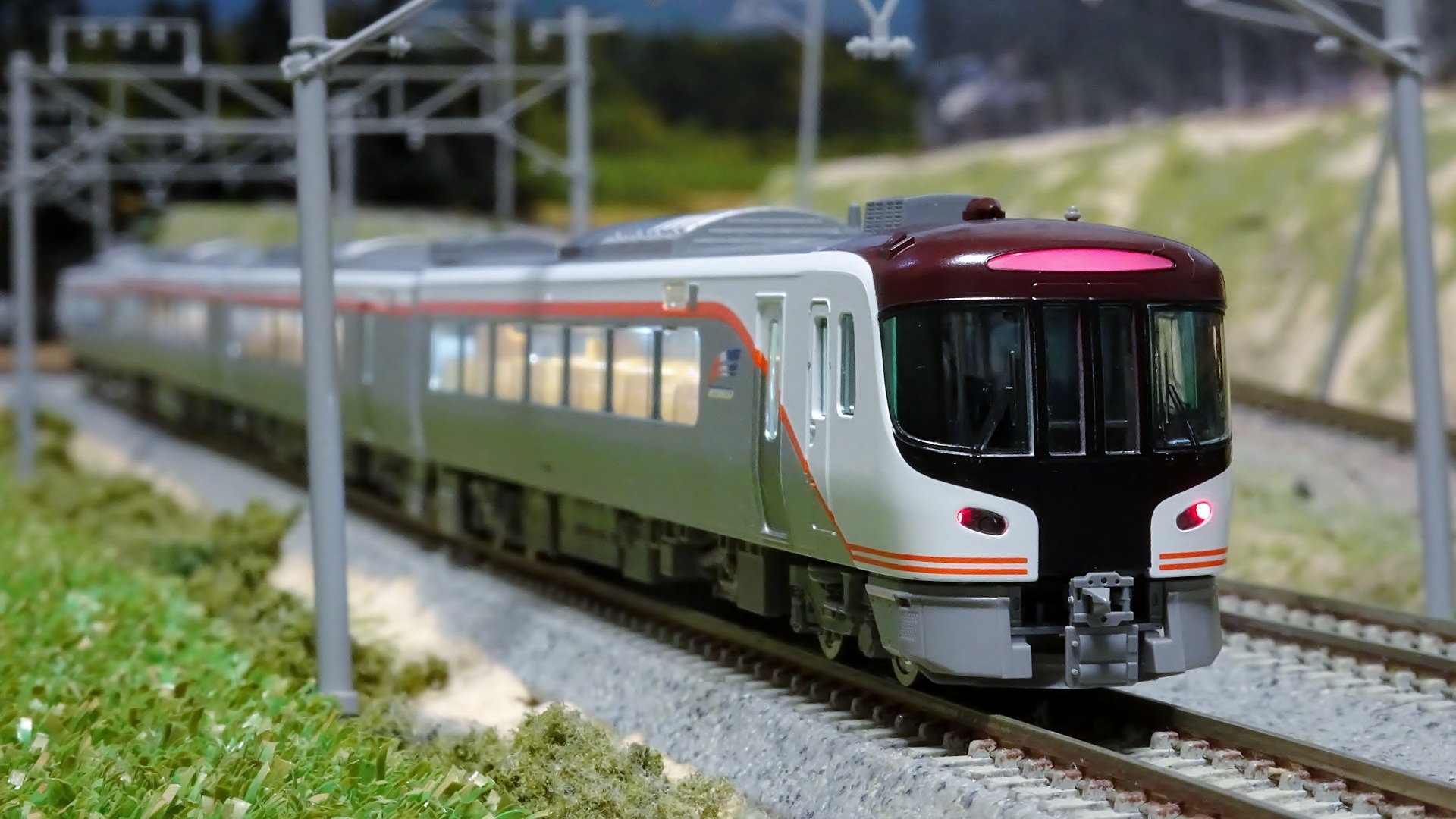 JR HC85系試験走行車 室内灯の色は・・・温白色？！？ - ビスタ模型